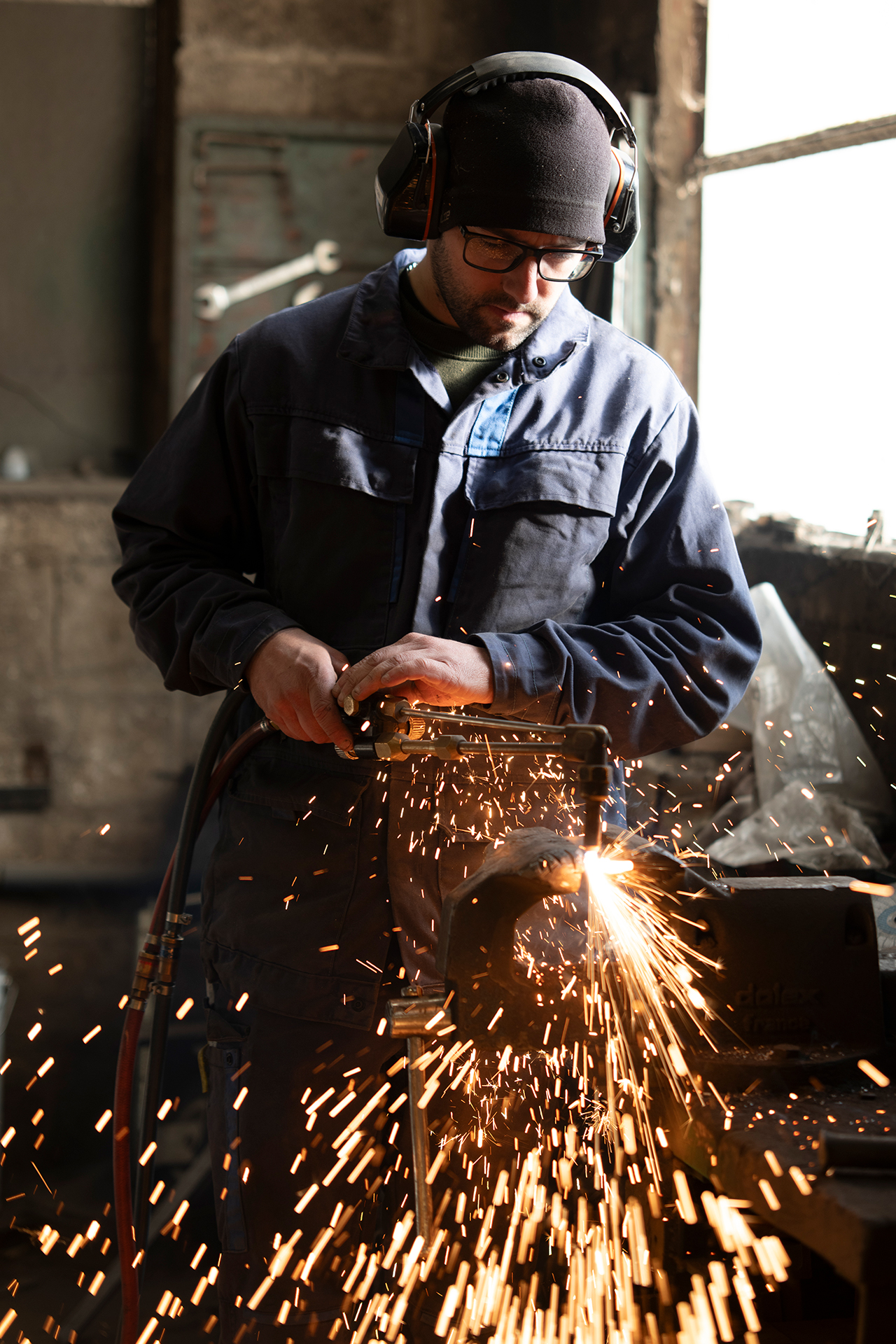 Morgan Delacellery dans l'atelier Remorques DMS