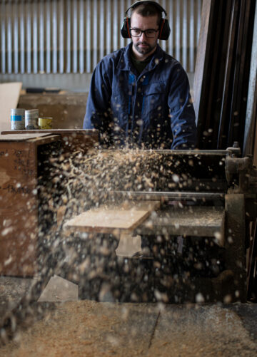 Morgan Delacellery dans l'atelier remorques DMS